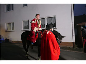 Sankt Martin Laternenumzug durch die Stadt (Foto: Karl-Franz Thiede)